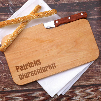 Holzbrettchen mit Messer und Gravur
