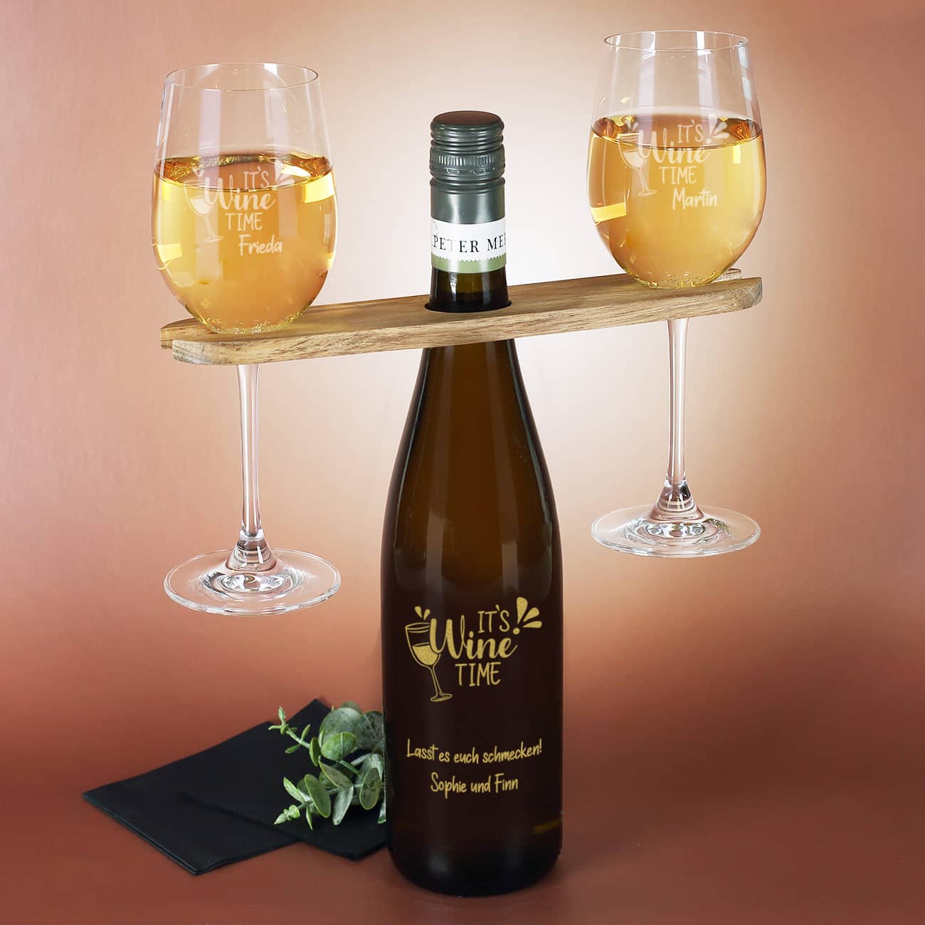Perer Mertes Weißwein mit personalisierter Gravur, Weißweingläsern mit Wunschnamen und Weinbutler