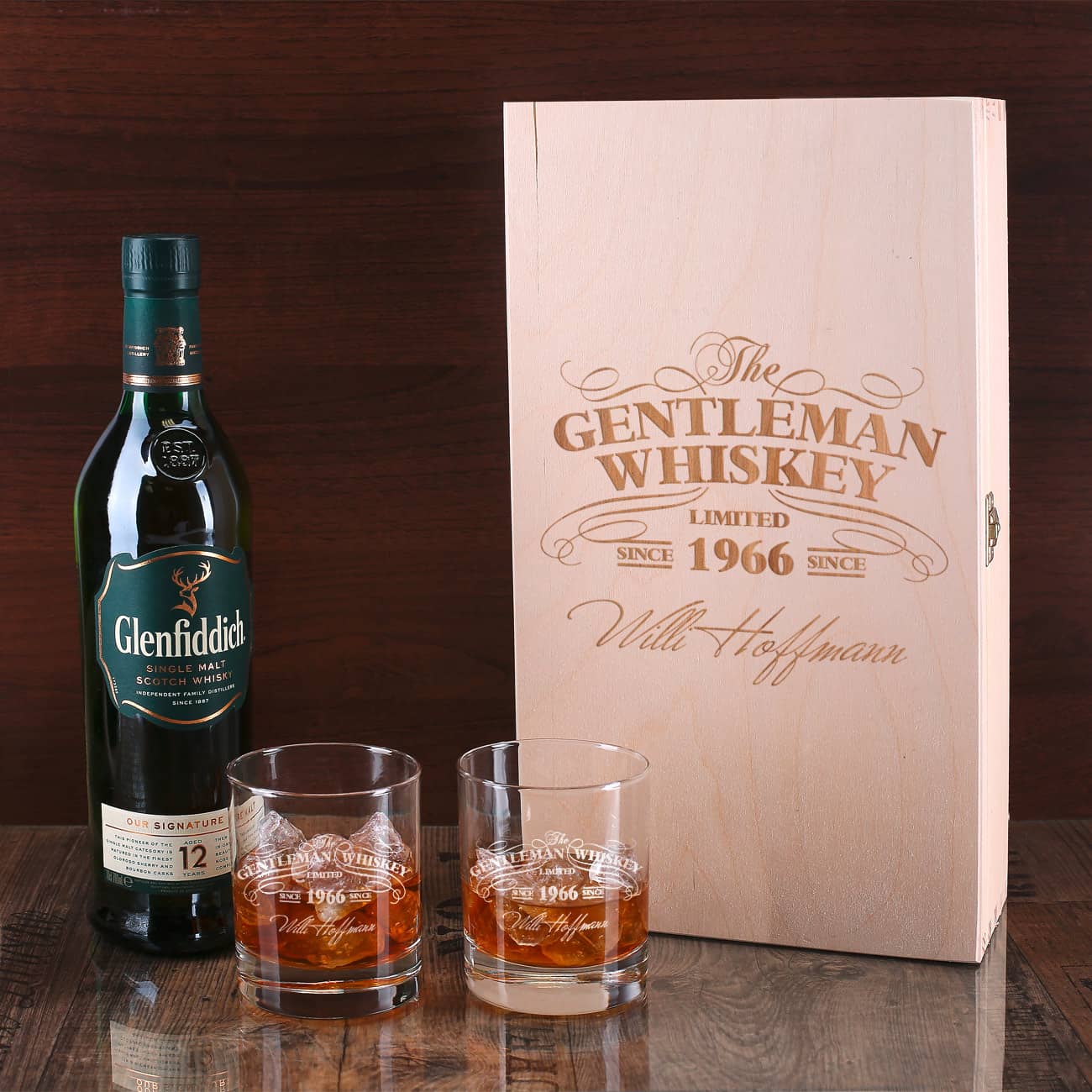 1 Flasche Glenfiddich Whisky mit 2 gravierten Whiskygläsern in gravierter Holzbox