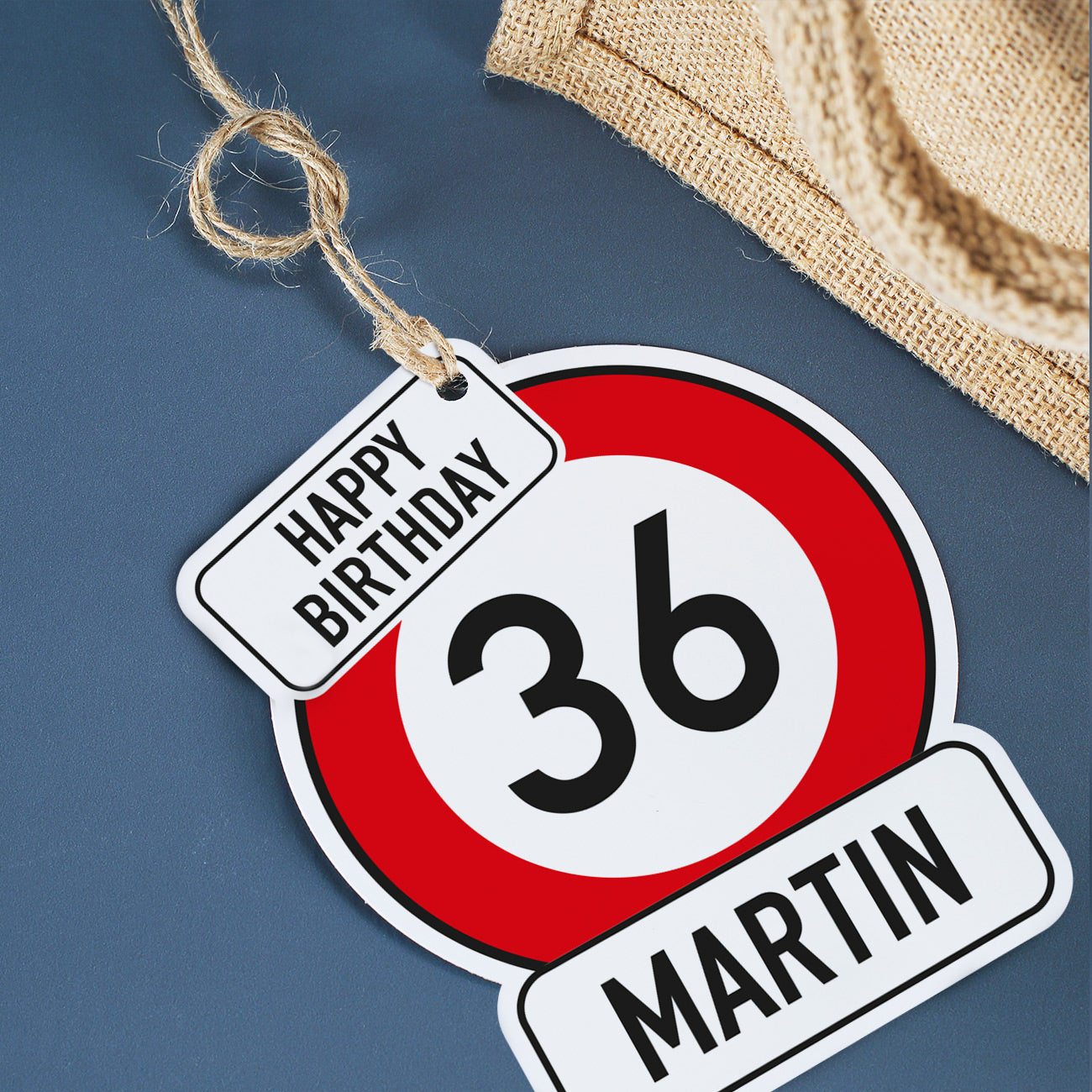Geschenkanhänger im Verkehrszeichen-Design