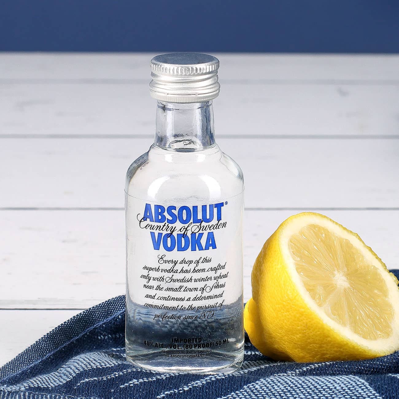 Vodka Lemon Geschenk-Set mit graviertem Glas und 1 kleine Flasche Absolut Vodka