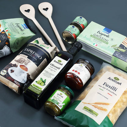 Gefüllter Geschenkkorb zum Geburtstag mit italienischen Leckereien
