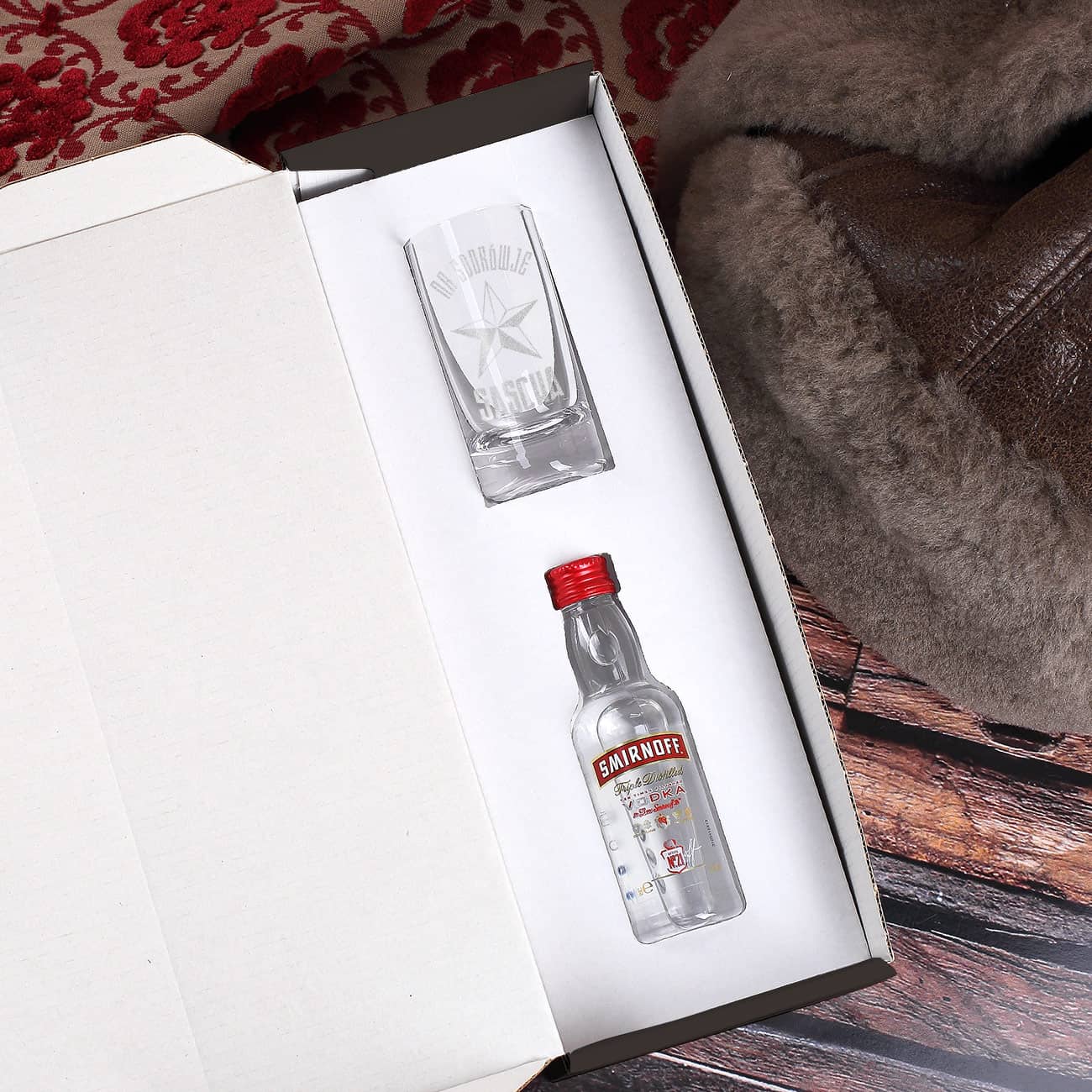 mit Wunschname und russischem Stern graviertes Vodkaglas und Vodka Smirnoff Flasche im Inneren der Geschenkverpackung