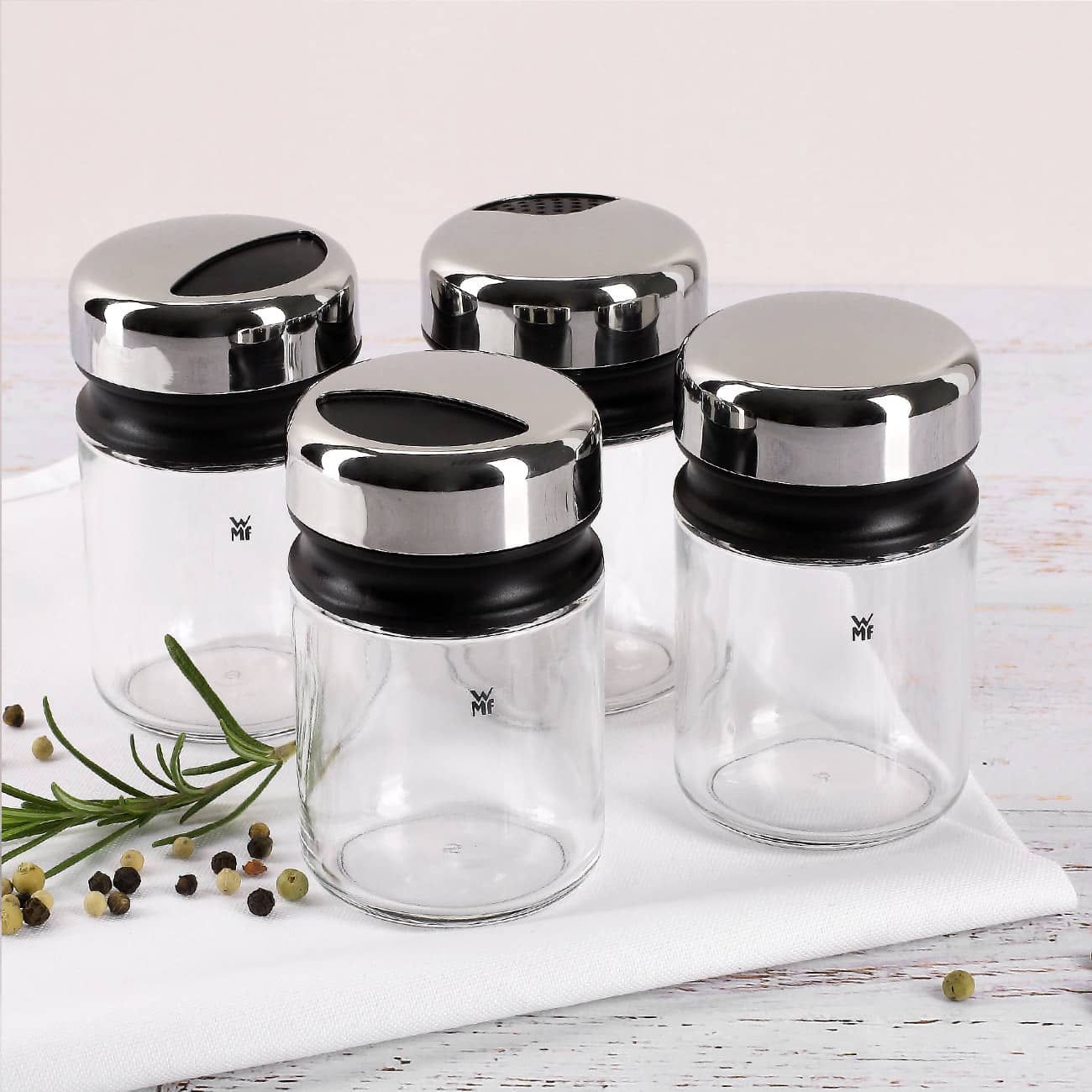 Vier Streuer mit verschiedenen Aufsätzen