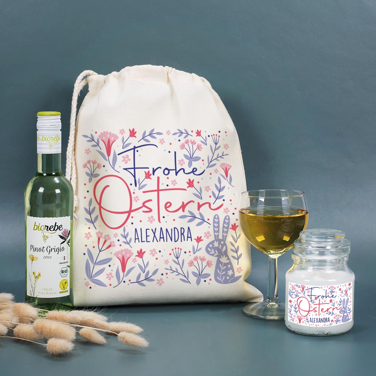 Geschenkset zu Ostern mit Duftkerze und Wein im Geschenksack