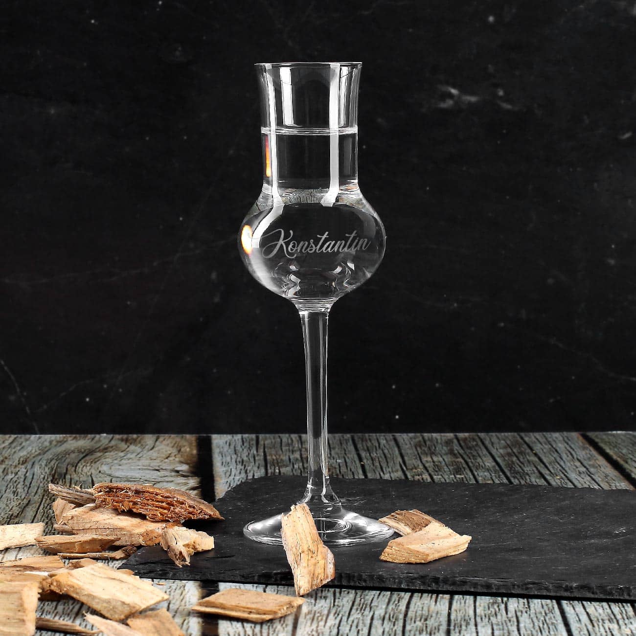 mit Wunschname graviertes bauchiges und langstieliges Schnapsglas