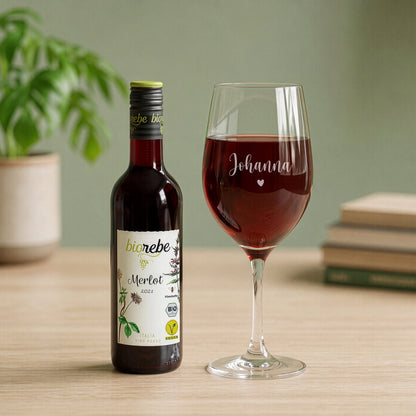 Rotweinglas mit Namen und Biorebe Merlot