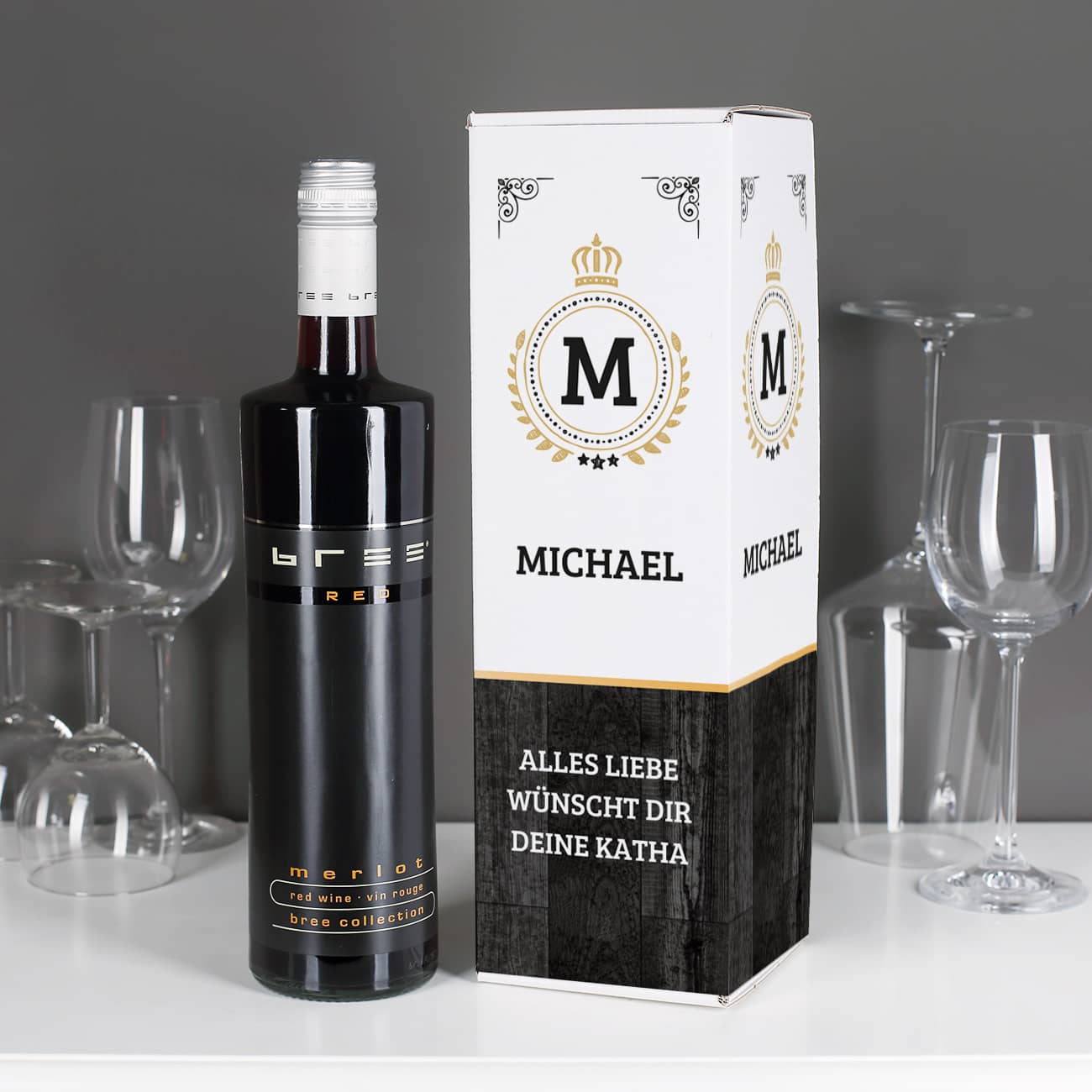 Rotwein mit bedruckter Flaschenverpackung
