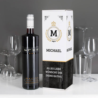 Rotwein mit bedruckter Flaschenverpackung