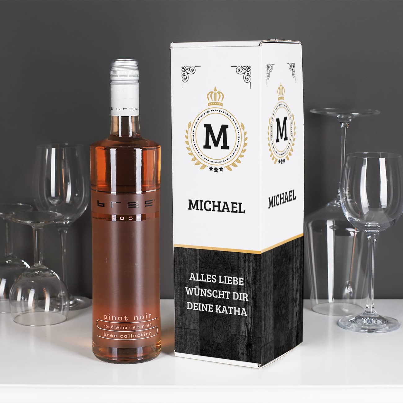Roséwein mit bedruckter Flaschenverpackung