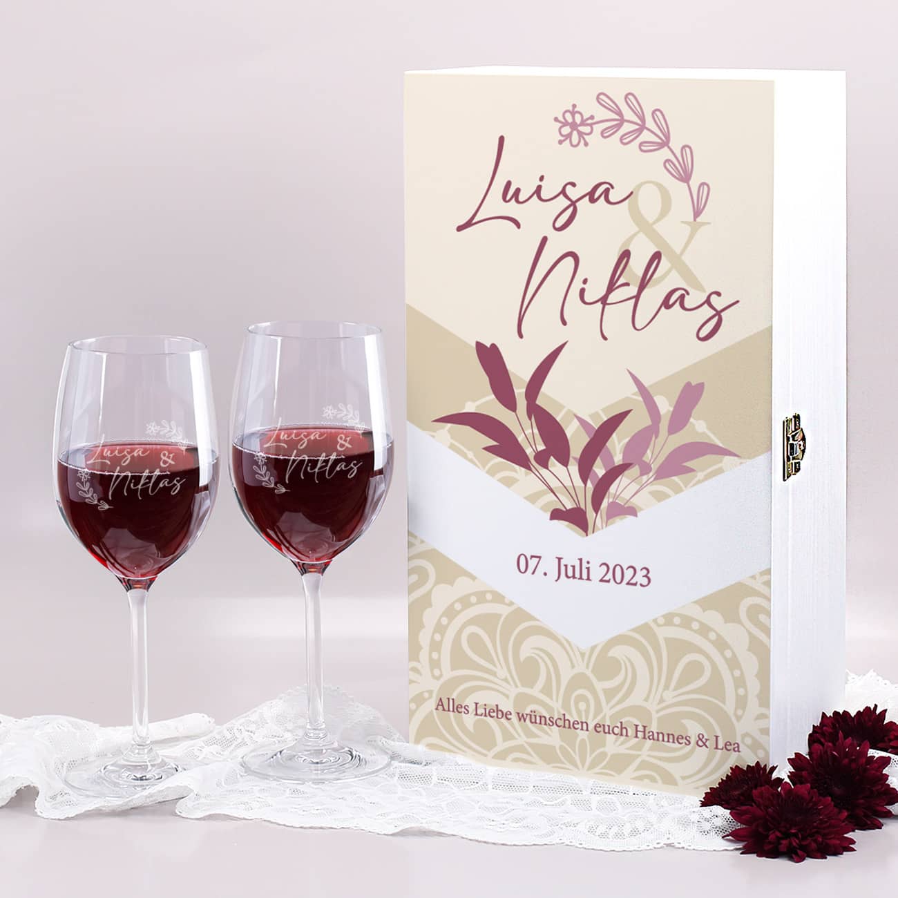 Vintage-Geschenkset zur Hochzeit mit persönlicher Geschenkbox und gravierten Gläsern