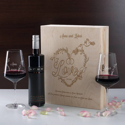 Rotwein-Set mit Weingläsern im 2er-Set und einer Holzbox mit persönlicher Namens- und Datumsgravur und Ihrem Wunschtex