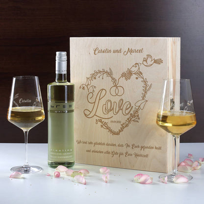 Romantisches Wein-Set mit persönlich gravierten Weingläsern in einer Holzverpackung