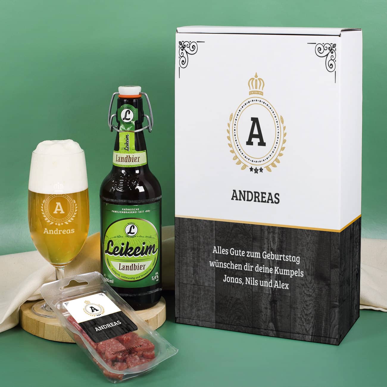 personalisiertes Bier-Geschenkset mit gravierter Pilstulpe, einer Flasche Leikeim Landbier, kleinen Salamiherzen und einer persönlich bedruckten Geschenkverpackung