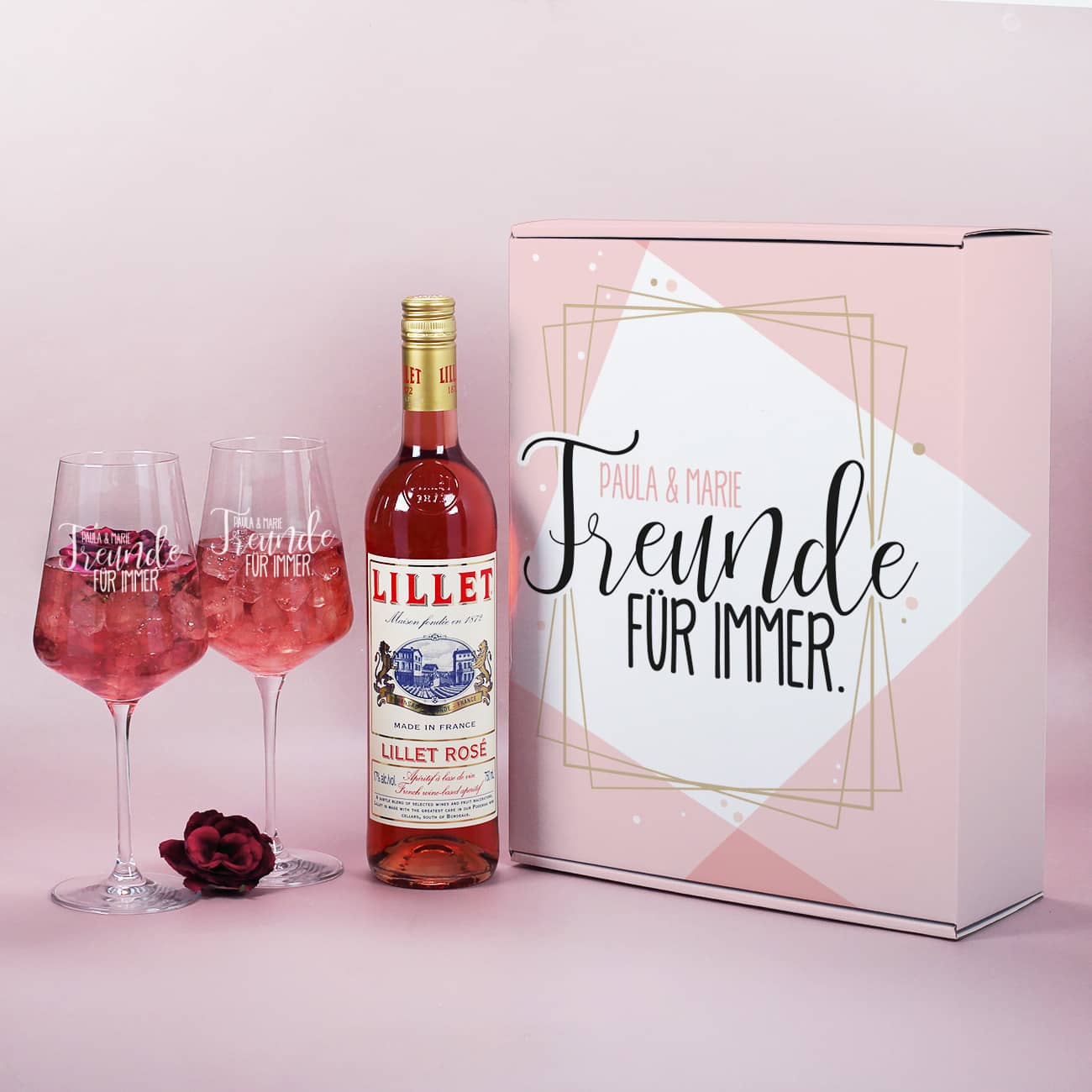 Freunde für immer - Geschenkset mit zwei Weingläsern, Lillet und Geschenkverpackung - alles mit Ihren Wunschnamen gestaltet