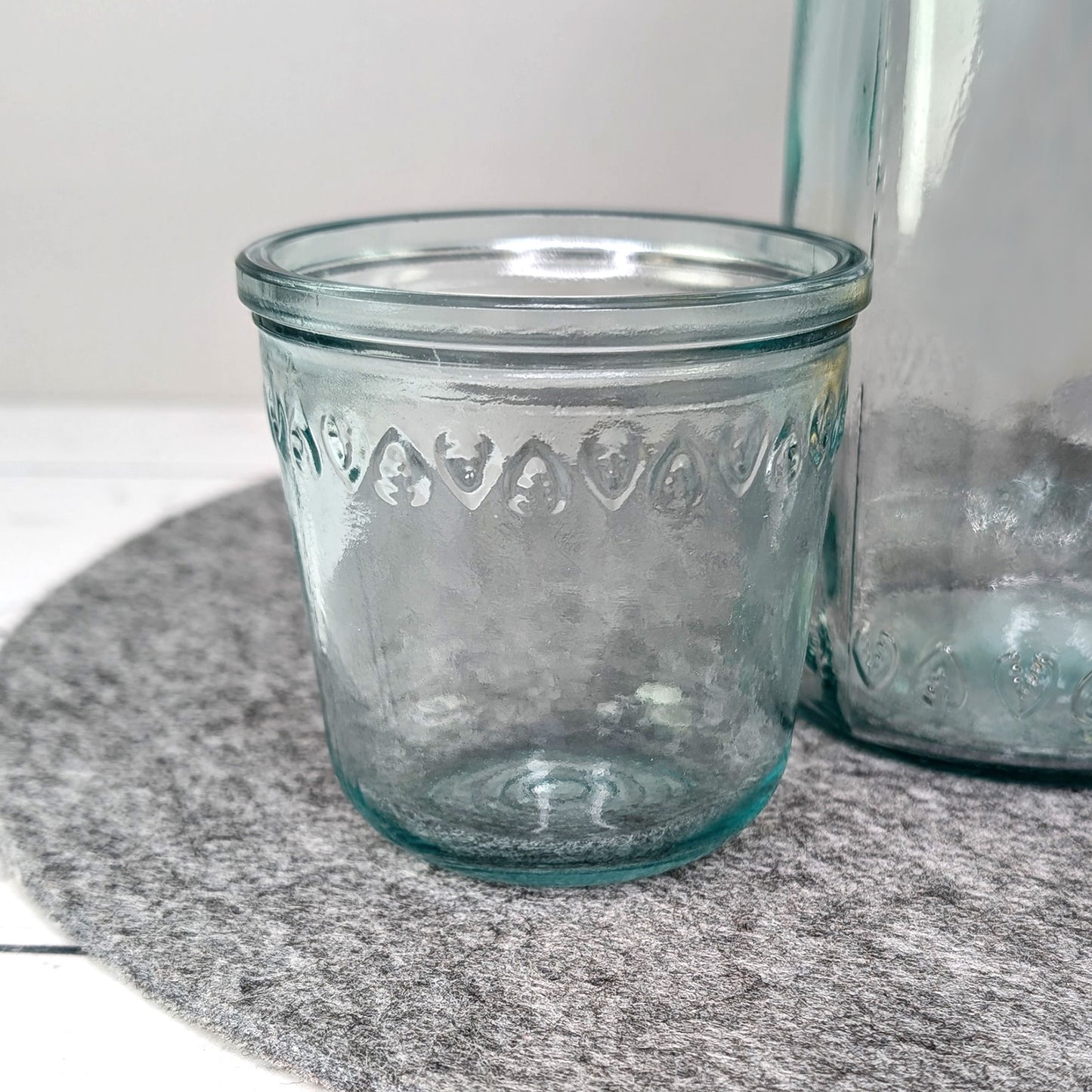 Karaffe mit Trinkglas personalisiert mit Wunschtext für Wellness und Bar | Lebensblumen Mandala
