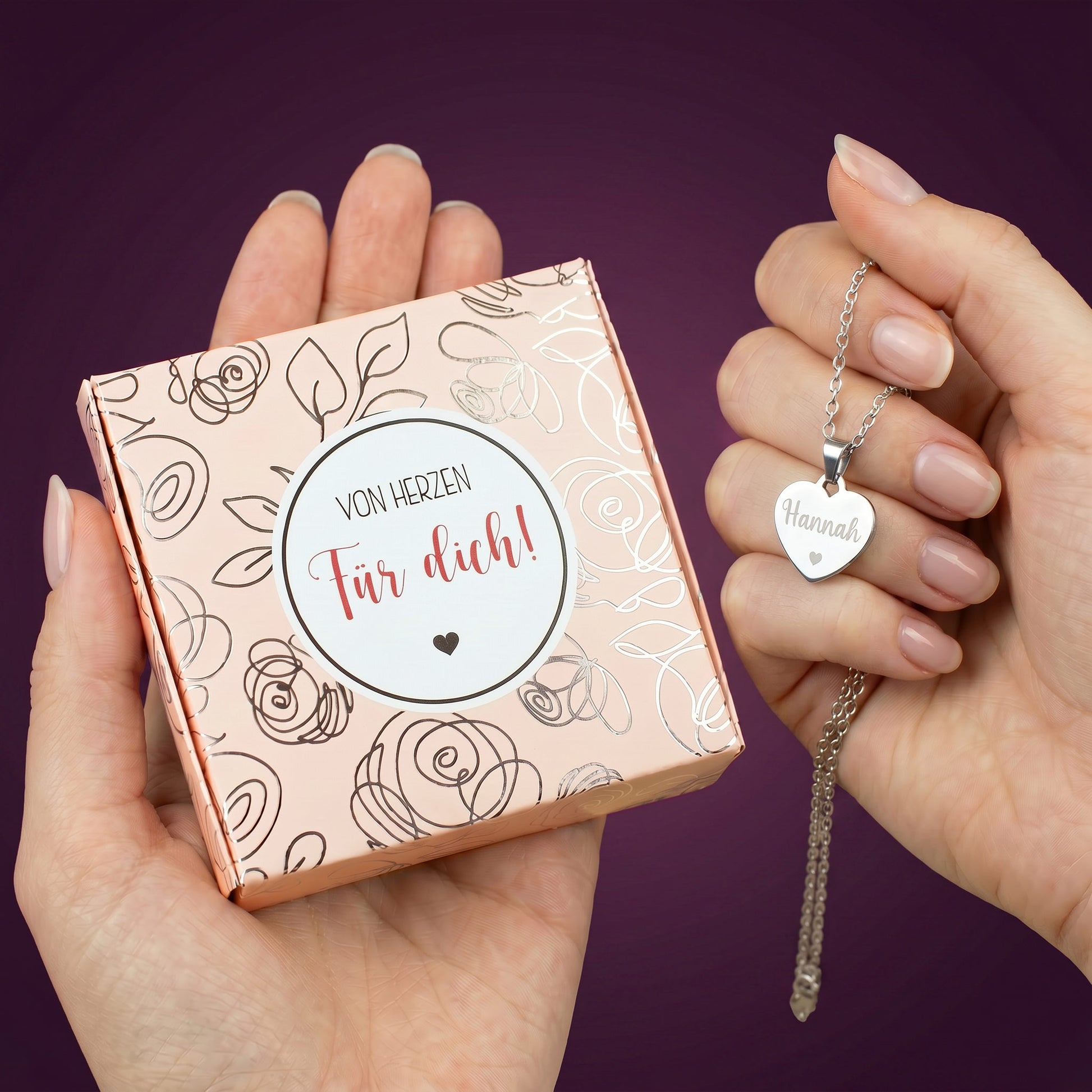 Gravierte Halskette mit Herzanhänger in Silber mit passender Geschenkbox mit Silberfolienprägung