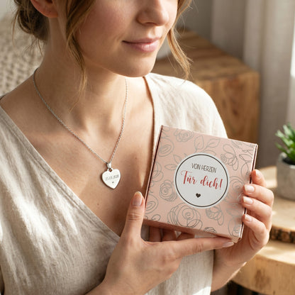 Halskette mit graviertem Herz und passender Geschenkverpackung zum Valentinstag