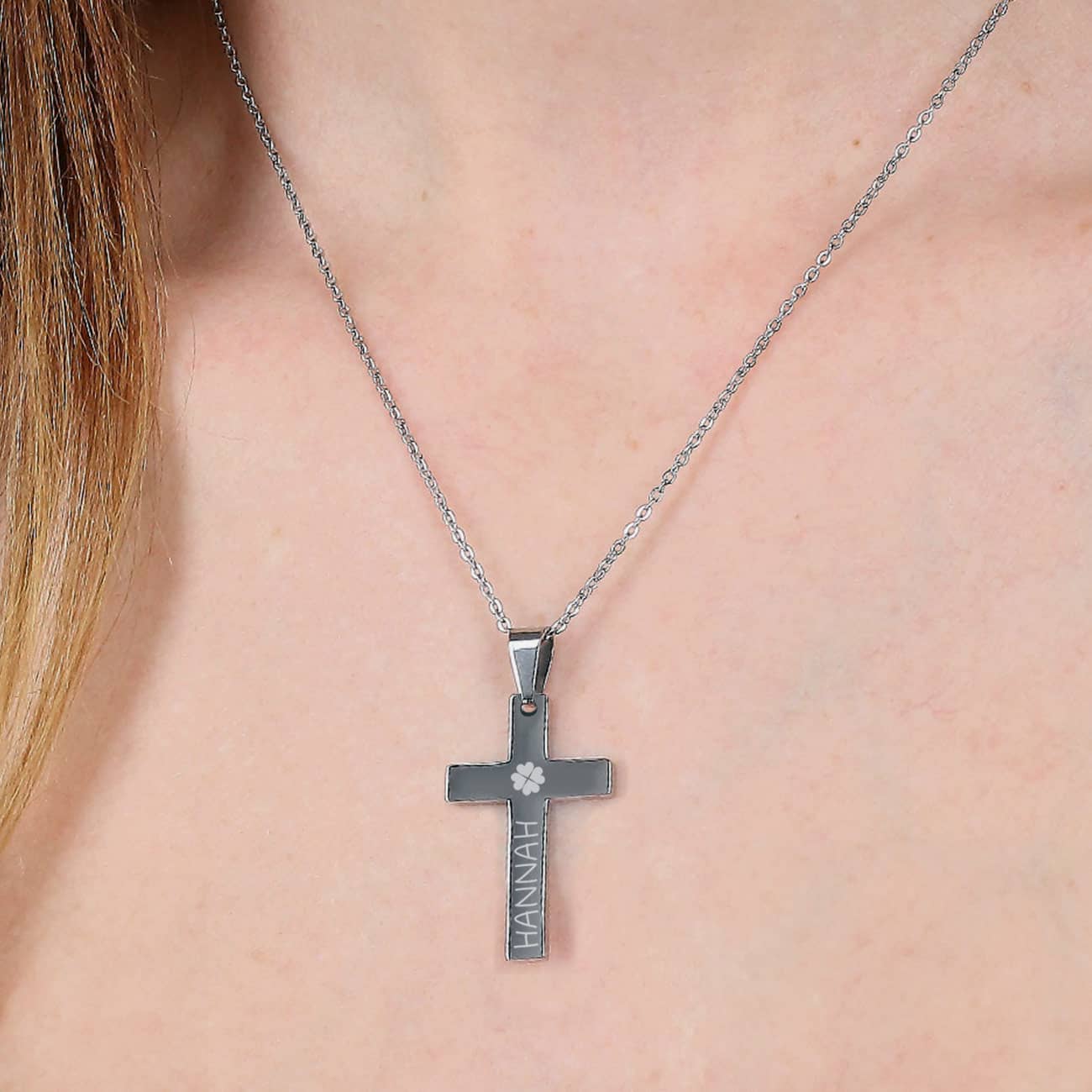 Halskette mit graviertem Kreuz zu Kommunion, Konfirmation, Taufe in Geschenkbox