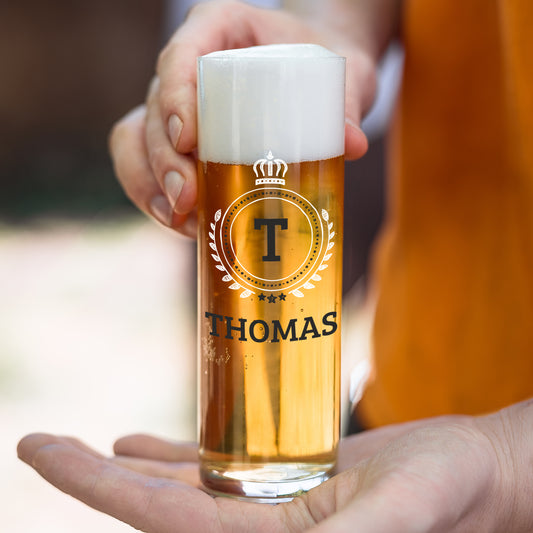 Personalisierte Kölschstange mit Initiale T und Name Thomas wird in der Hand präsentiert
