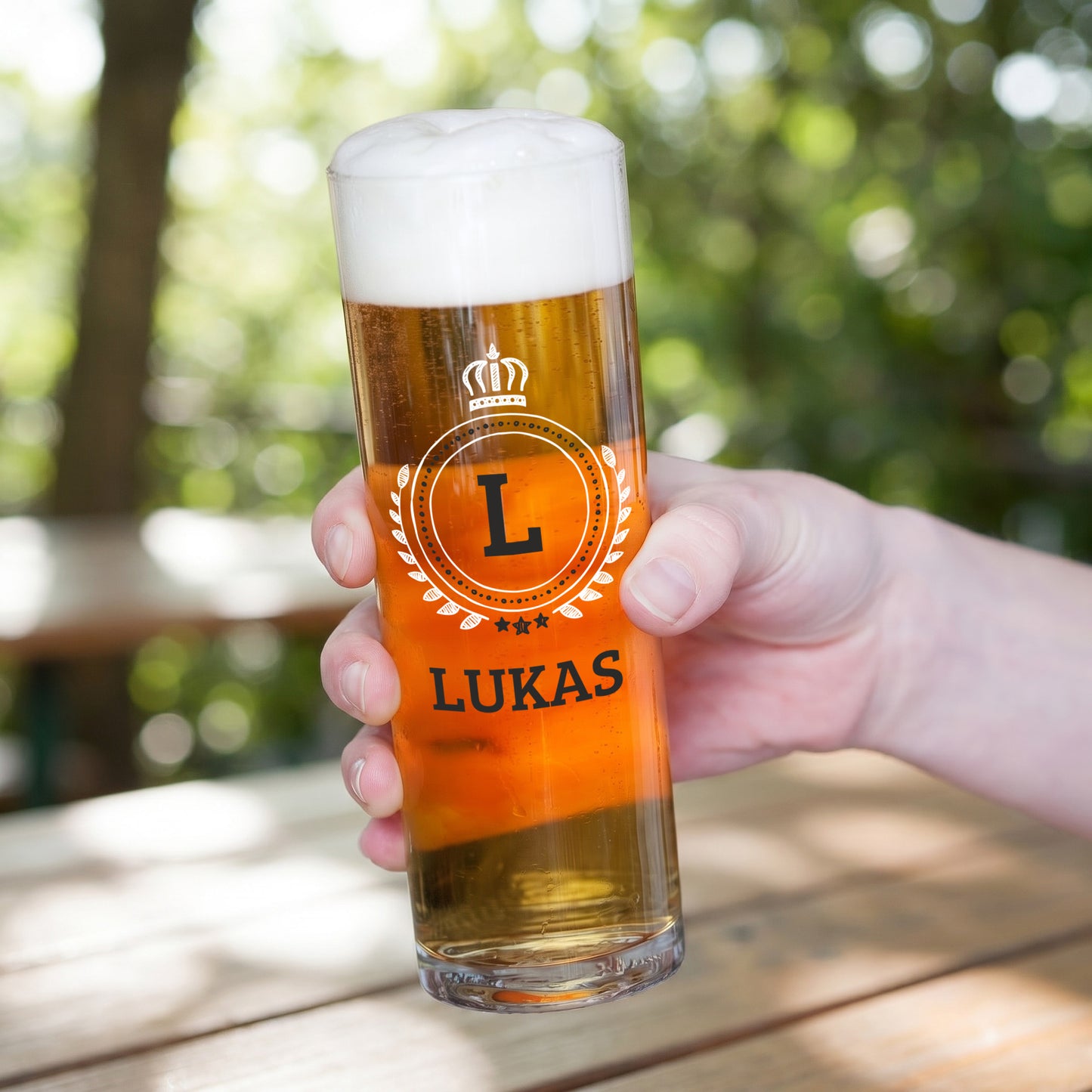 Kölschglas mit personalisiertem Wappen-Aufdruck, Initiale L und Name Lukas in der Hand gehalten