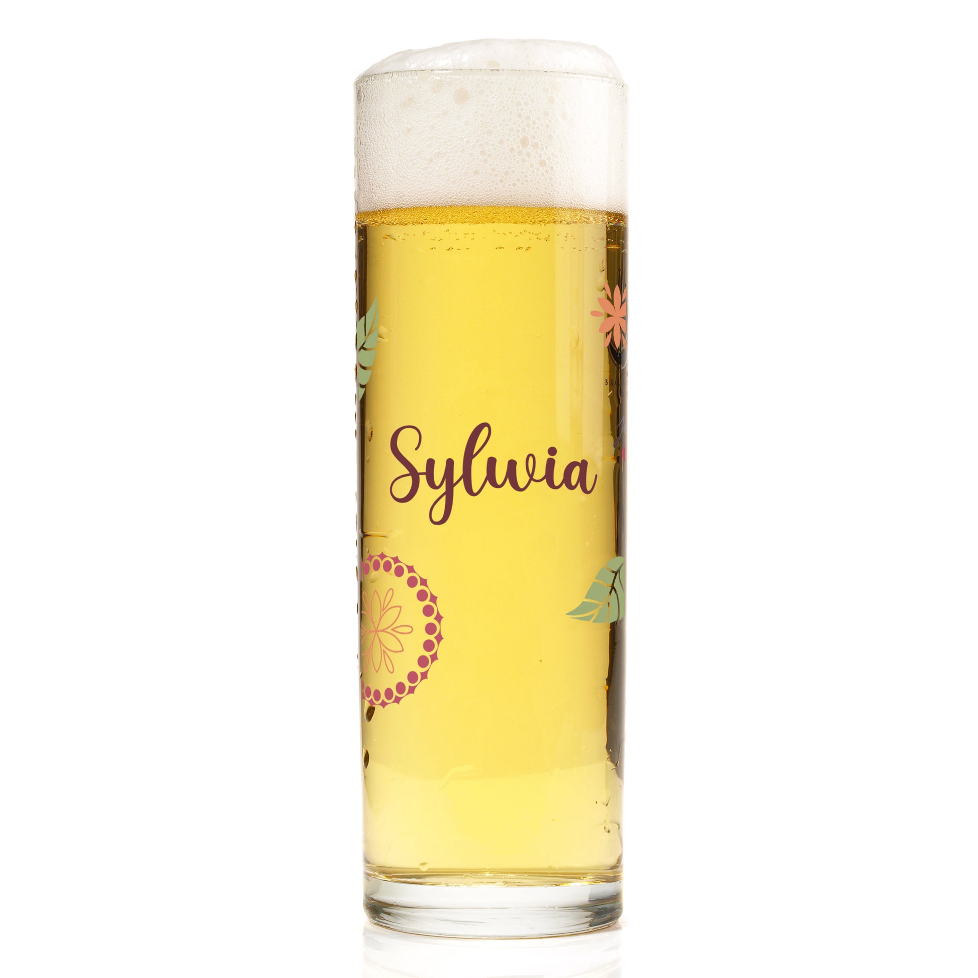 Personalisierte Kölschstange mit floralem Motiv, Name Sylwia und Bierfüllung auf weißem Hintergrund