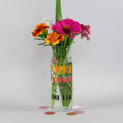 Kleine Blumenvase mit Wunschtext und Blumen als persönliches Geschenk für Erzieherin oder Lehrerin