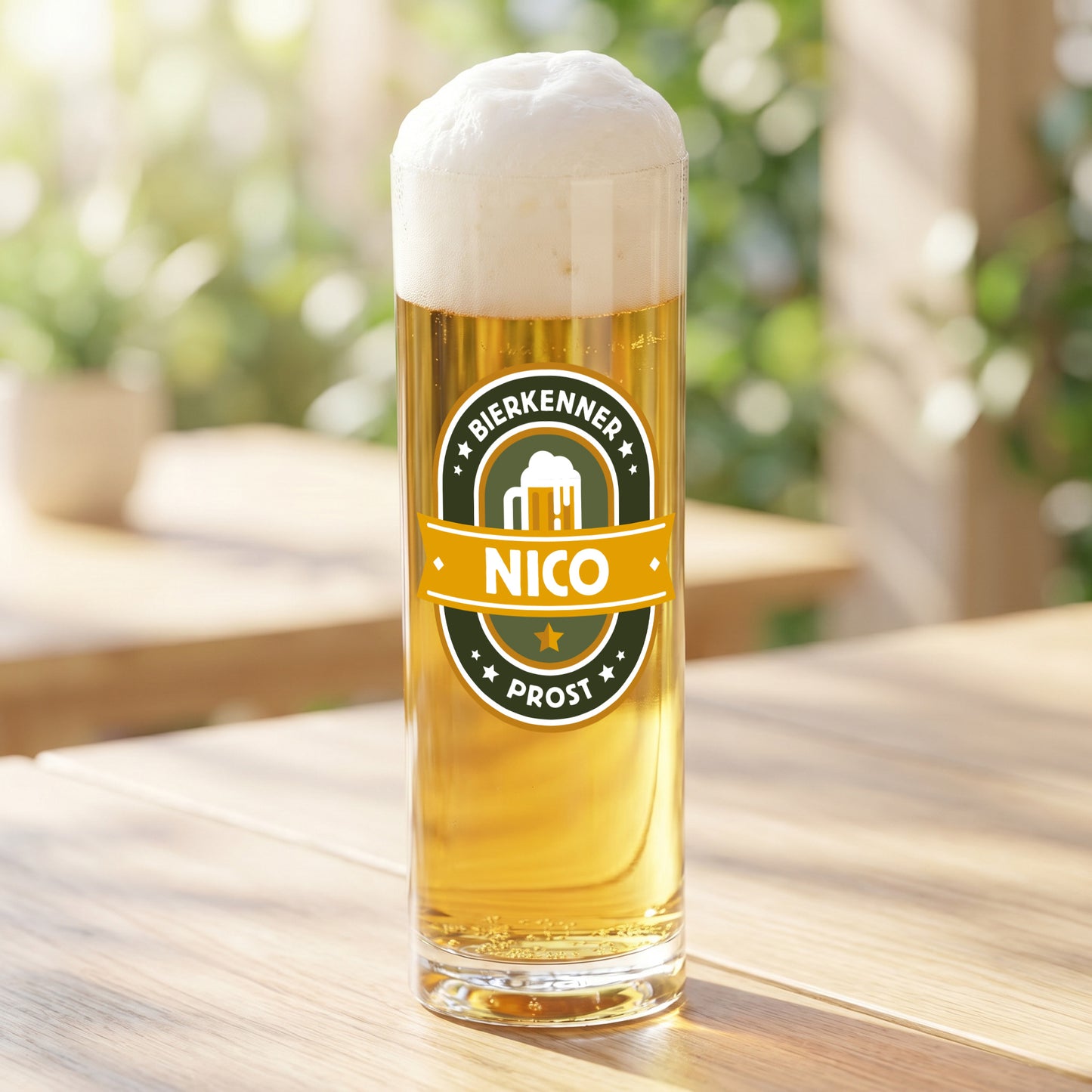 Personalisiertes Kölschglas mit Bierkenner Design und Name Nico auf hellem Tisch bei geselligem Anlass