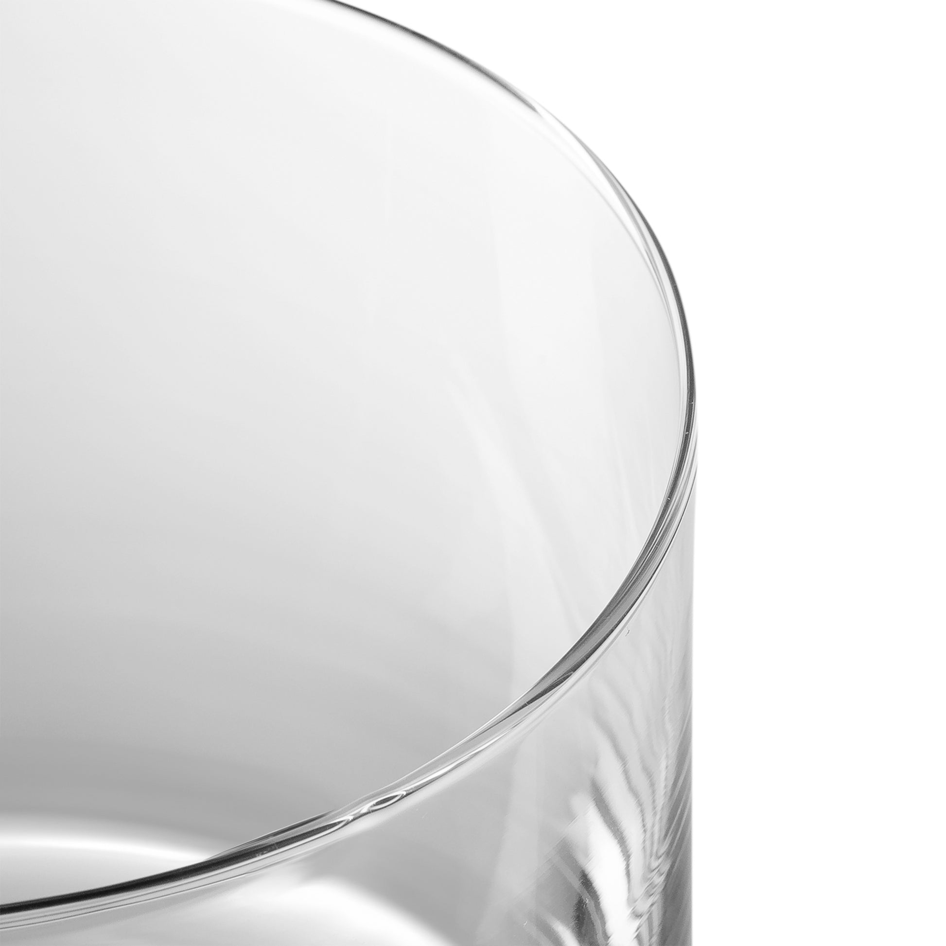 Detailaufnahme vom klaren Glasrand eines schlanken Kölschglases aus transparentem Glas
