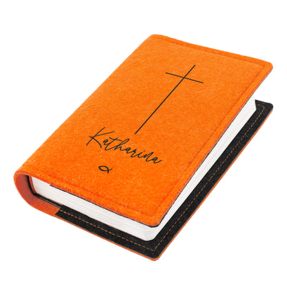 Orange Buchhülle aus Filz mit personalisiertem Namen Katharina, Kreuz Motiv und Ichthys Fisch
