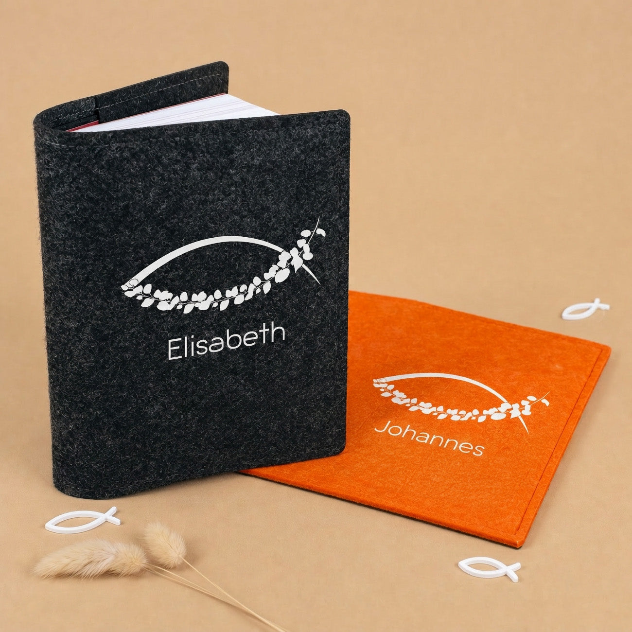 Anthrazit und orange Filz Buchhülle für Gotteslob mit Ichthys Fisch Motiv, Blätterbogen und personalisiertem Namen Elisabeth und Johannes