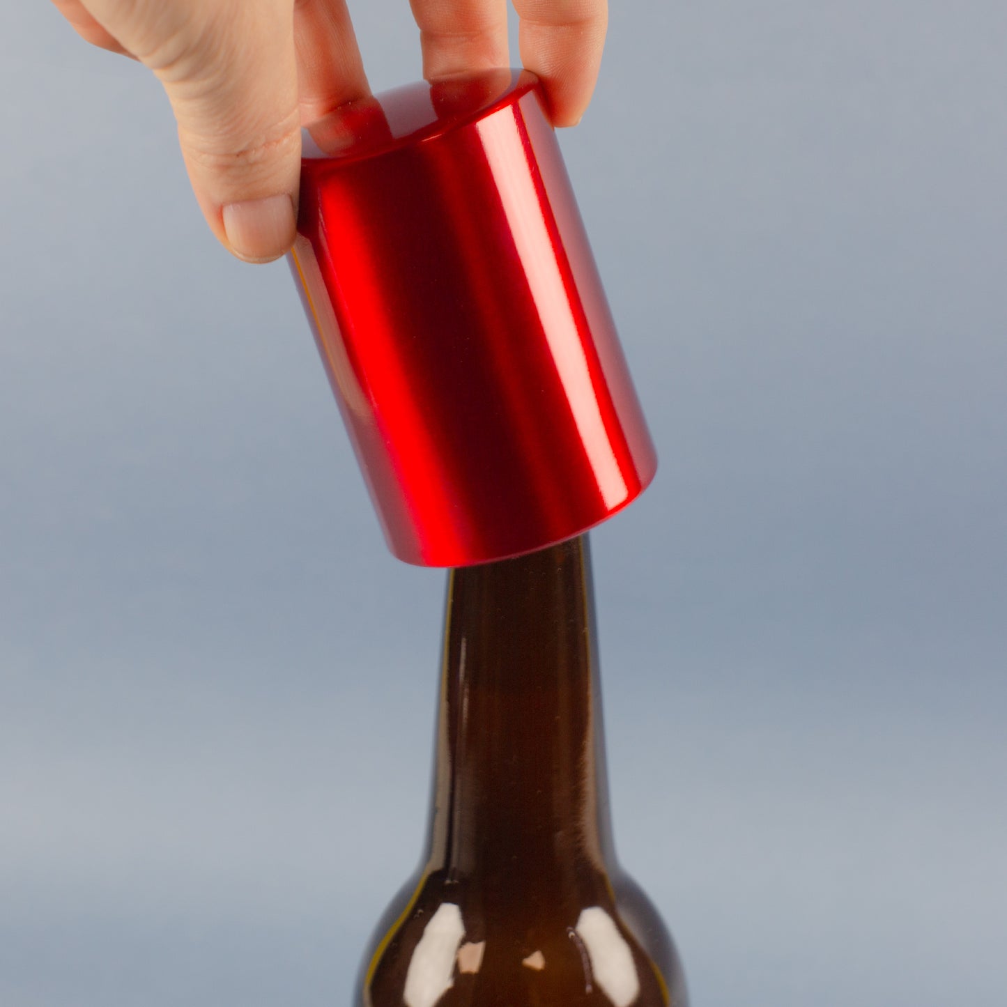 Push-Up Flaschenöffner aus Metall auf Bierflasche, automatische Öffnung durch Aufsetzen, glänzende Oberfläche