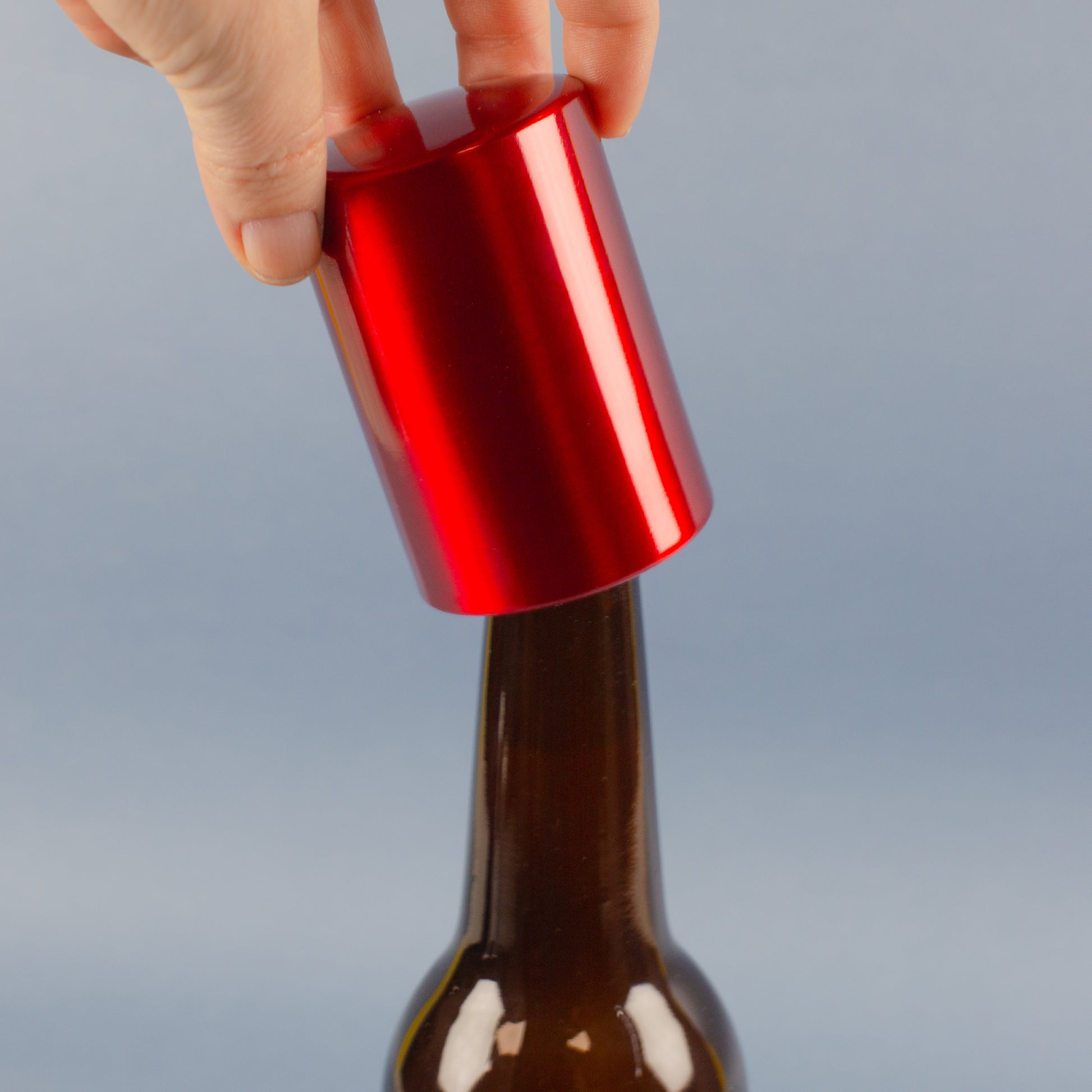 Push-Up Flaschenöffner aus Metall auf Bierflasche, automatische Öffnung durch Aufsetzen, glänzende Oberfläche