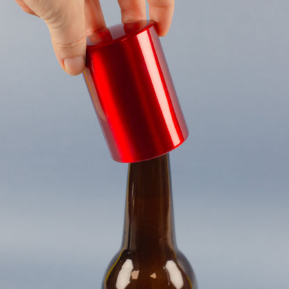 Push-Up Flaschenöffner aus Metall auf Bierflasche, automatische Öffnung durch Aufsetzen, glänzende Oberfläche