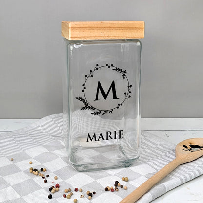 Glasvorratsbehälter mit Initiale „M“ und Name „MARIE“, auf Tisch mit Geschirrtuch