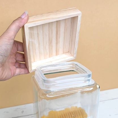 Detailansicht des abgenommenen Bambusdeckels über quadratischer Glasöffnung