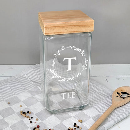 Teedose aus Glas mit weißem Motiv „T“ und Schriftzug „TEE“ auf Küchentuch, Variante in weiß