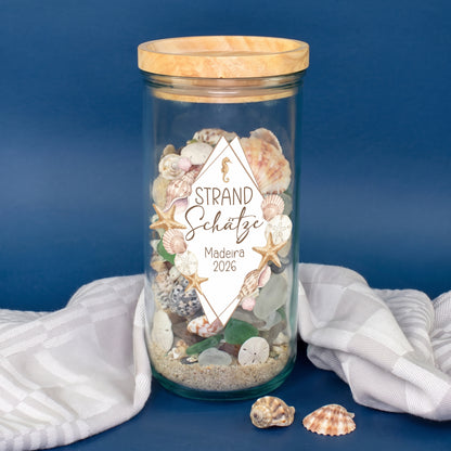 Personalisiertes Vorratsglas mit Strand Schätze Motiv, Muscheln und Wunschtext Madeira 2026 auf blauem Hintergrund