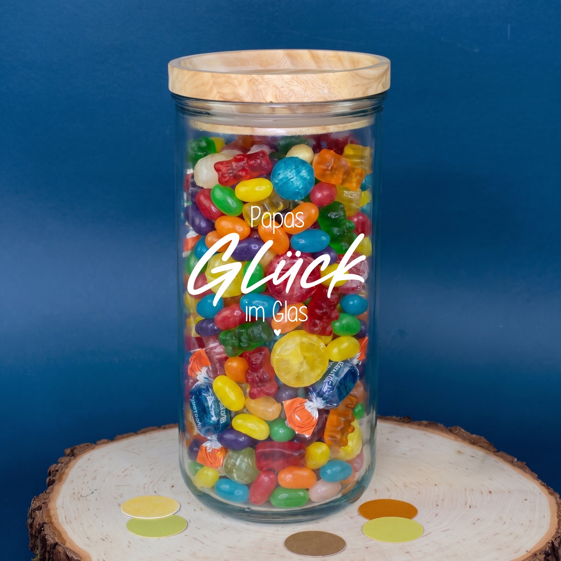 Personalisiertes Vorratsglas mit Holzdeckel und Motiv Papas Glück im Glas, befüllt mit bunten Süßigkeiten