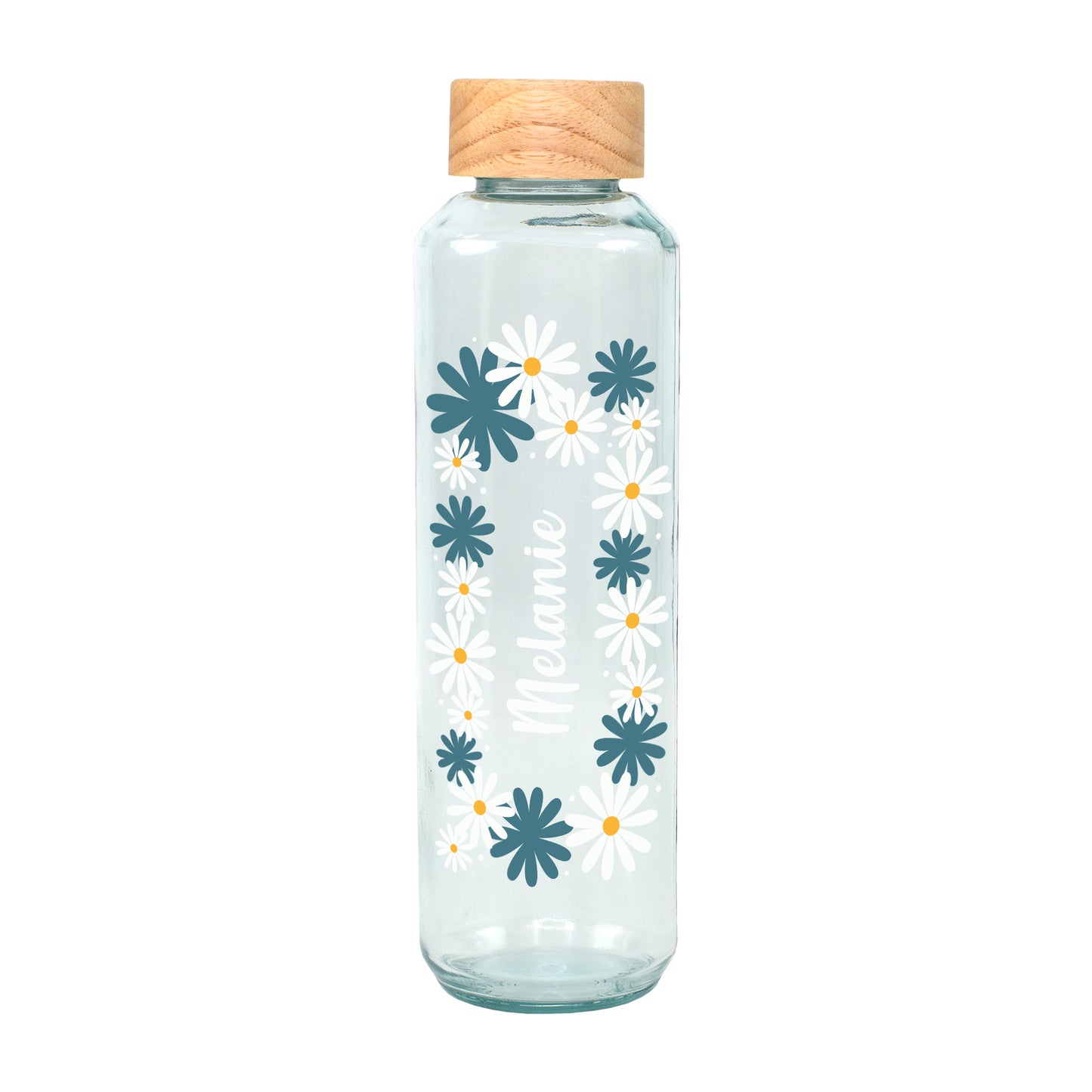 Leere Glasflasche mit Holzdeckel, Blumenmotiv und Name Melanie auf weißem Hintergrund