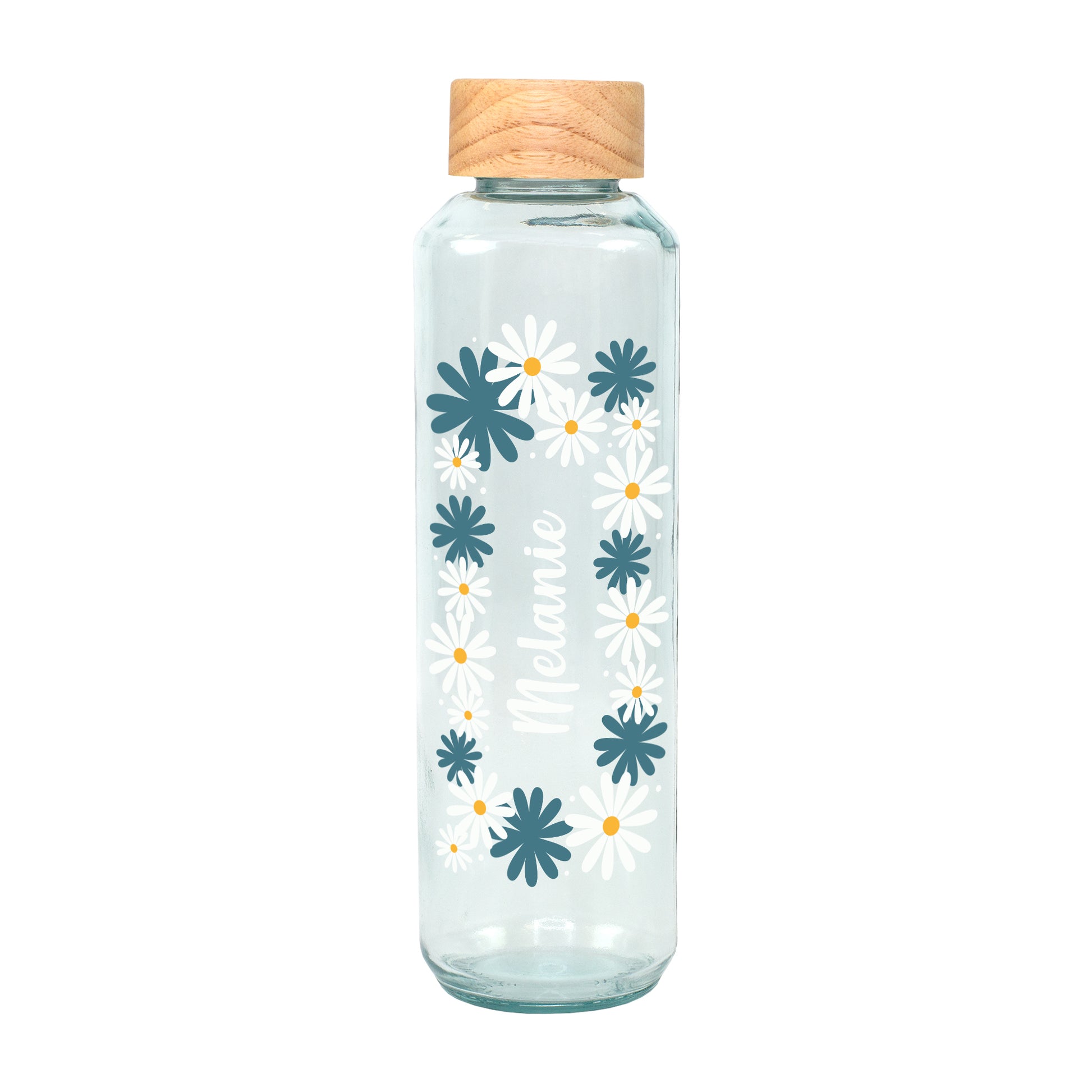 Leere Glasflasche mit Holzdeckel, Blumenmotiv und Name Melanie auf weißem Hintergrund