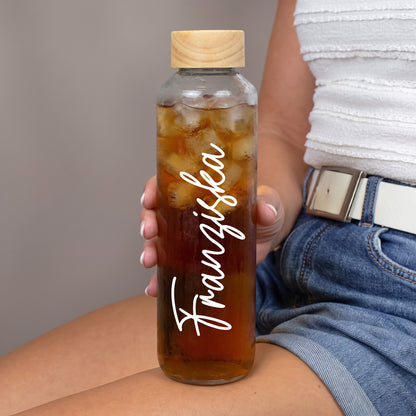 Personalisierte Glasflasche mit Name Franziska in weißer Schrift, Holzdeckel und Eistee mit Eiswürfeln