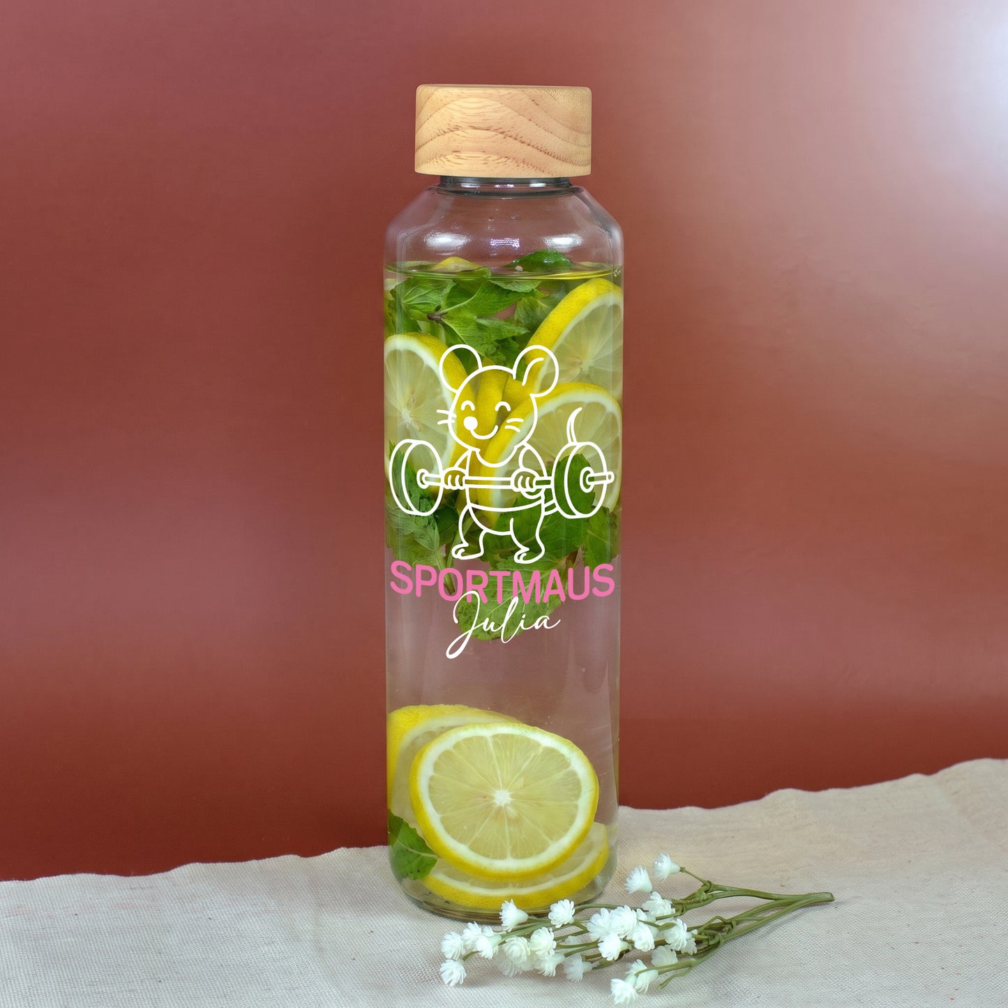 Personalisierte Glas Trinkflasche mit Sportmaus Motiv, Name Julia und Holzdeckel, gefüllt mit Zitrone und Minze