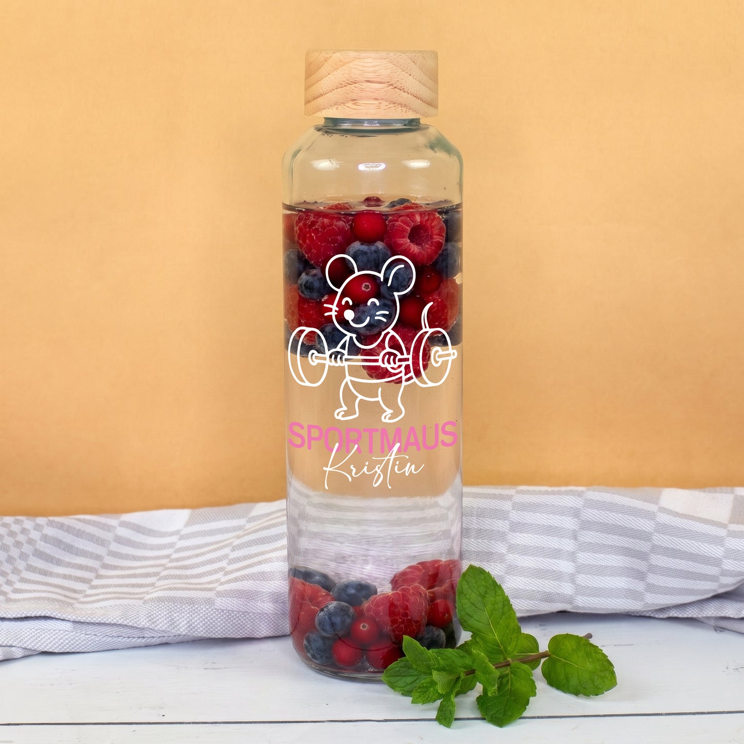 Sportmaus Trinkflasche aus Glas mit Name Kristin, Beerenwasser und naturfarbenem Holzdeckel