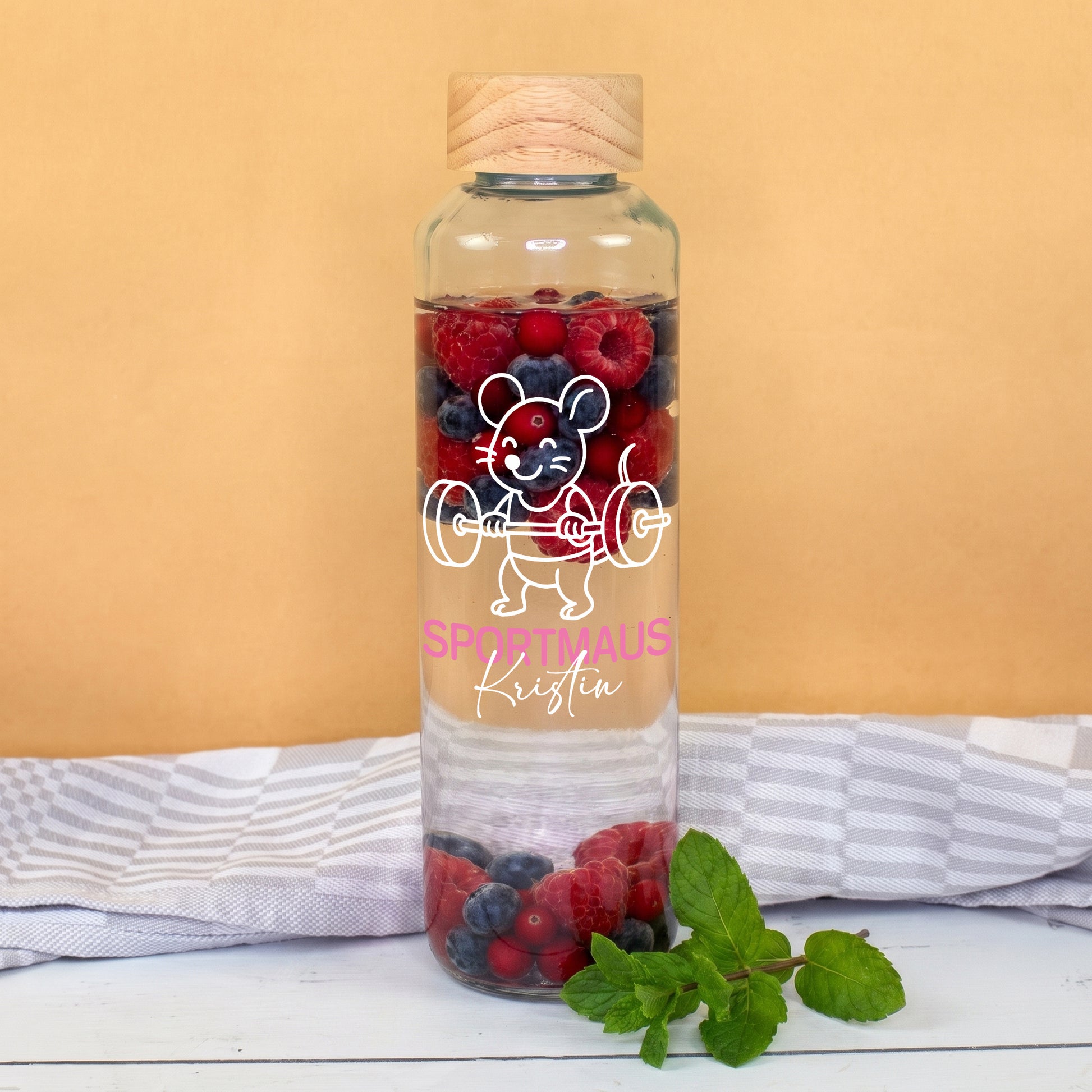Sportmaus Trinkflasche aus Glas mit Name Kristin, Beerenwasser und naturfarbenem Holzdeckel