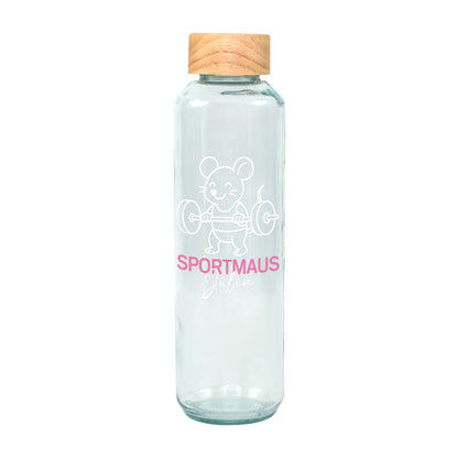 Freigestellte Glasflasche mit Sportmaus Aufdruck, Name Julia und Holzdeckel auf weißem Hintergrund