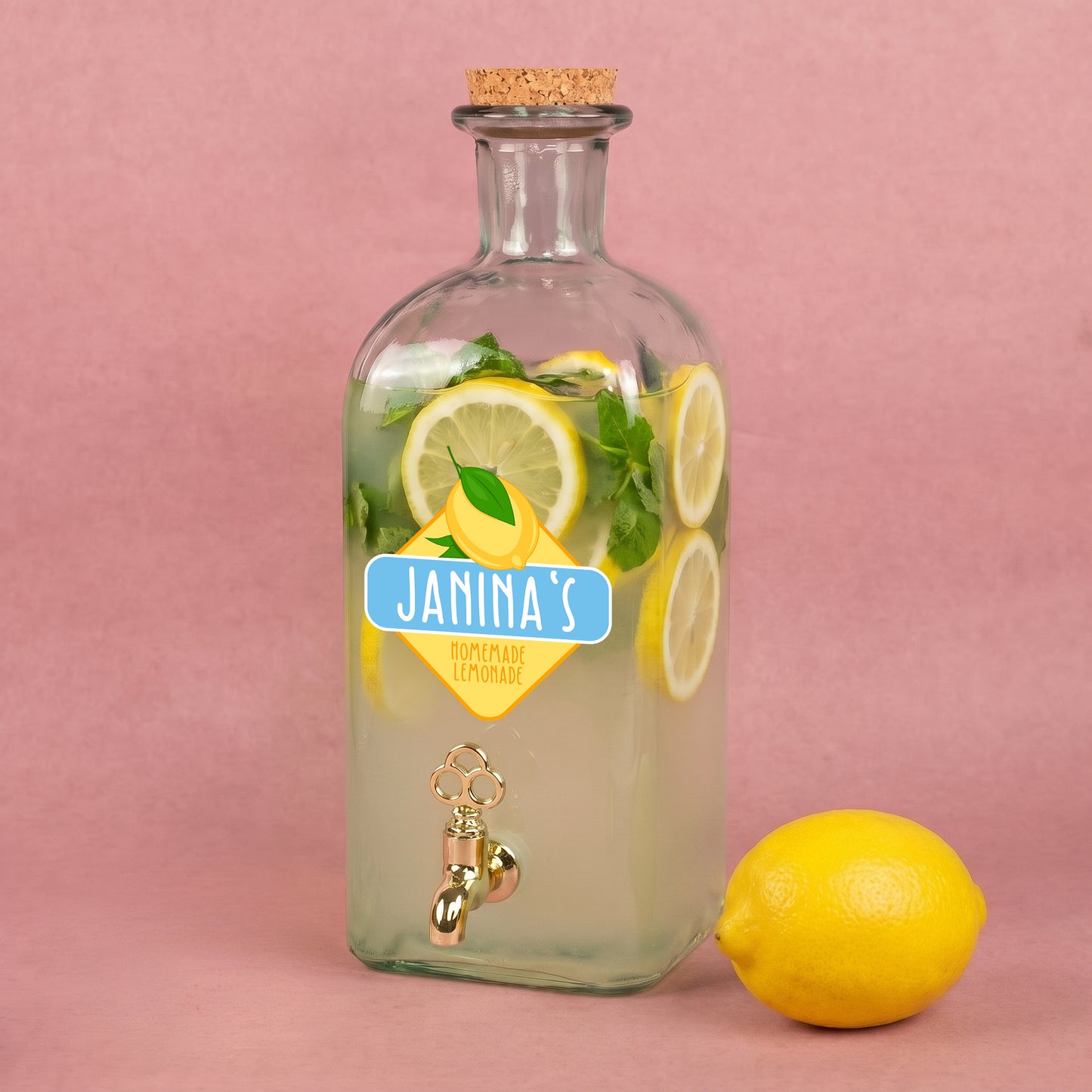 Personalisierter Glas Getränkespender mit Zitronen-Motiv, Name Janinas und gefüllter Limonade mit Zitronenscheiben und Minze