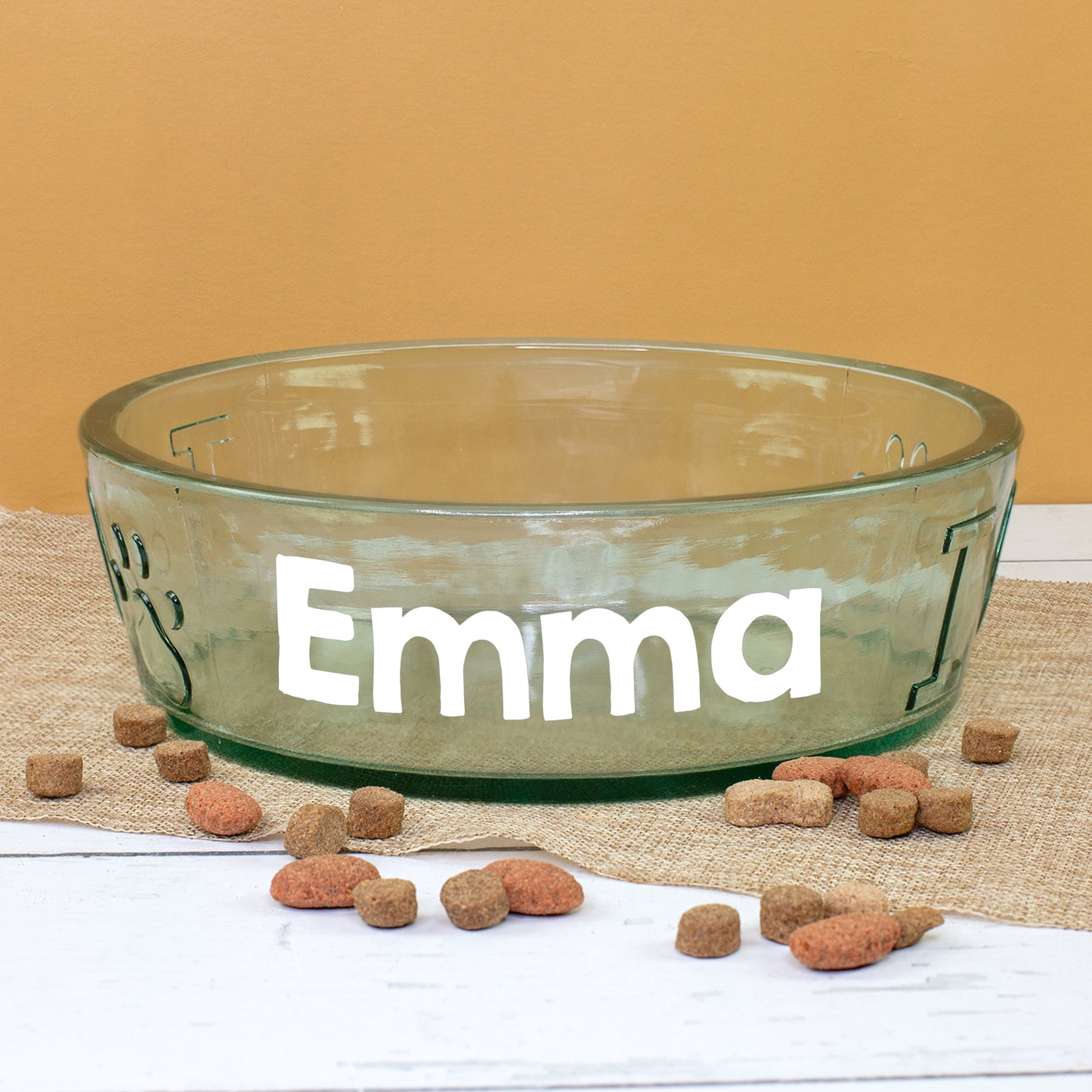 Großer Hundenapf aus Glas mit weißem Namensaufdruck Emma und verstreutem Hundefutter