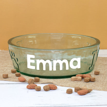 Großer Hundenapf aus Glas mit weißem Namensaufdruck Emma und verstreutem Hundefutter