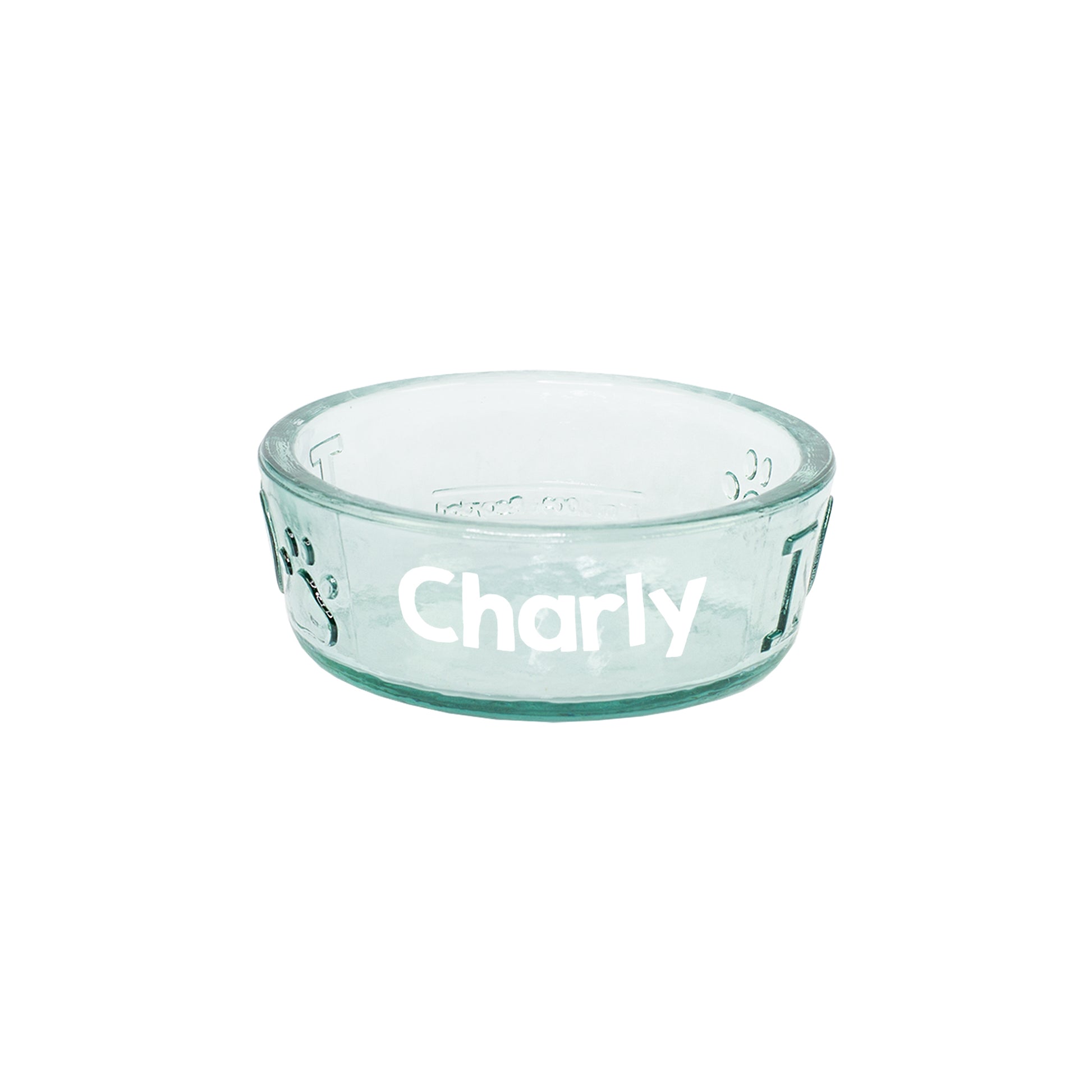 Freigestellter kleiner Hundenapf aus Glas mit Name Charly und Pfotenprägung
